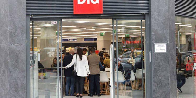 La CNMC da luz verde a la venta de 235 tiendas de Dia a Alcampo