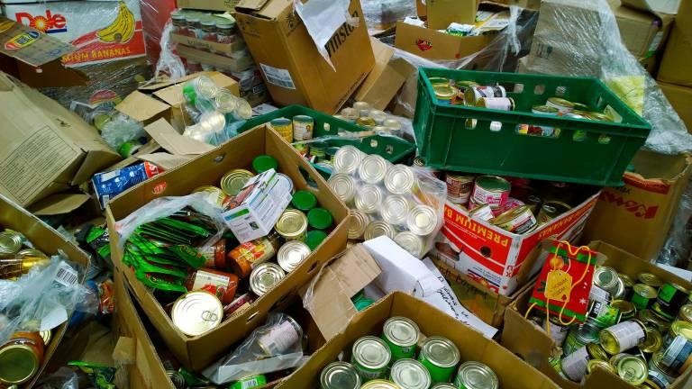 ¿Tirar comida antes de la fecha de caducidad? Los españoles lo hacen