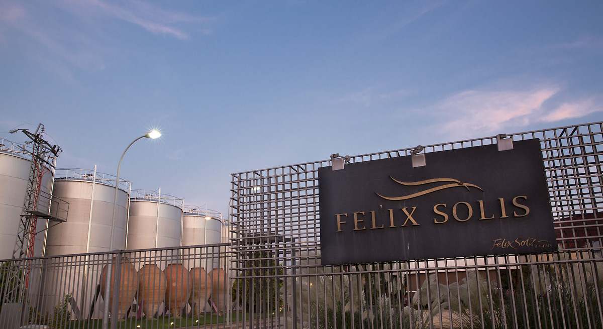 Félix Solís invertirá 145 millones en construir dos bodegas en Chile y Valdepeñas