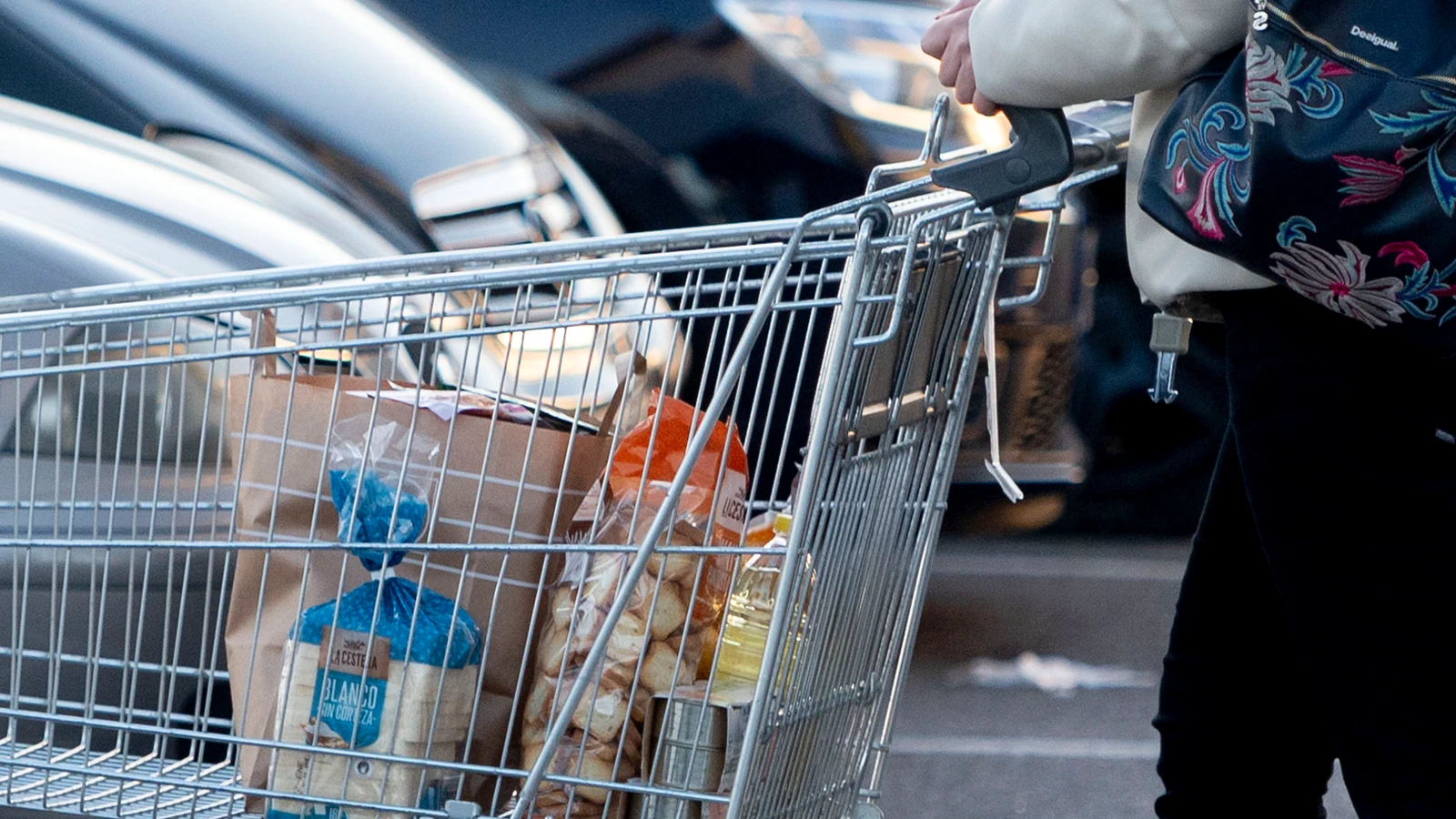 Los españoles gastan un 16,7% más en la cesta de la compra
