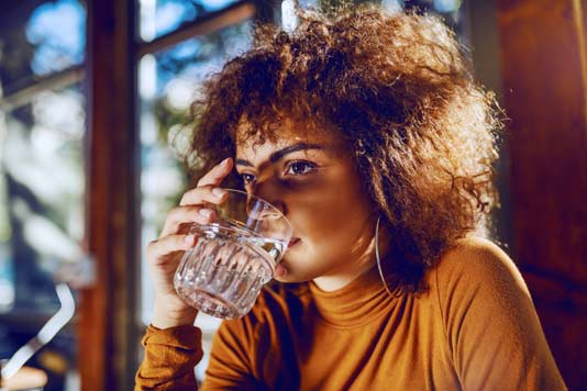 El 80% de los consumidores no quiere pagar por el agua del grifo filtrada en el restaurante 