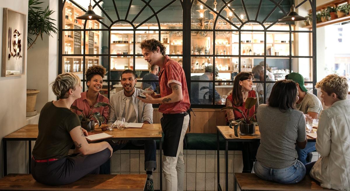 Los españoles prefieren volver al bar: el consumo en sala crece el doble que el delivery