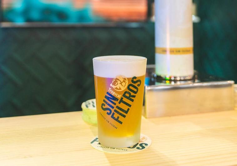 Cervecera de Canarias incorpora su primera cerveza premium sin filtrar a la familia Tropical