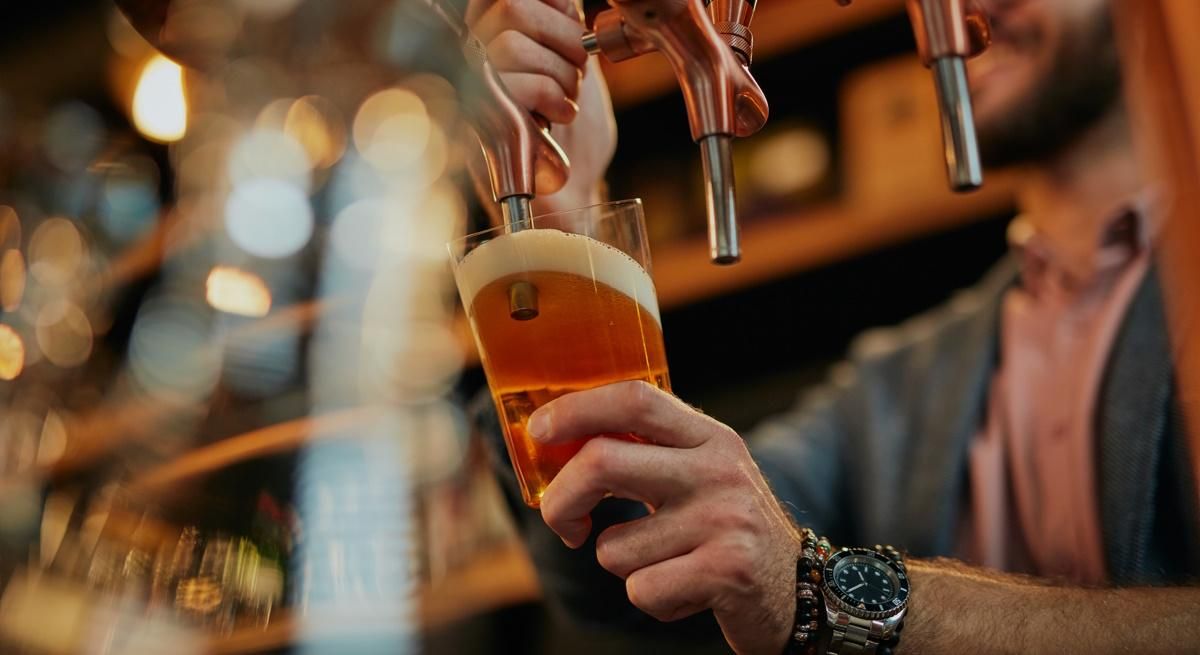El consumo de cerveza alcanza máximos históricos, pero en los bares sigue por debajo de 2019