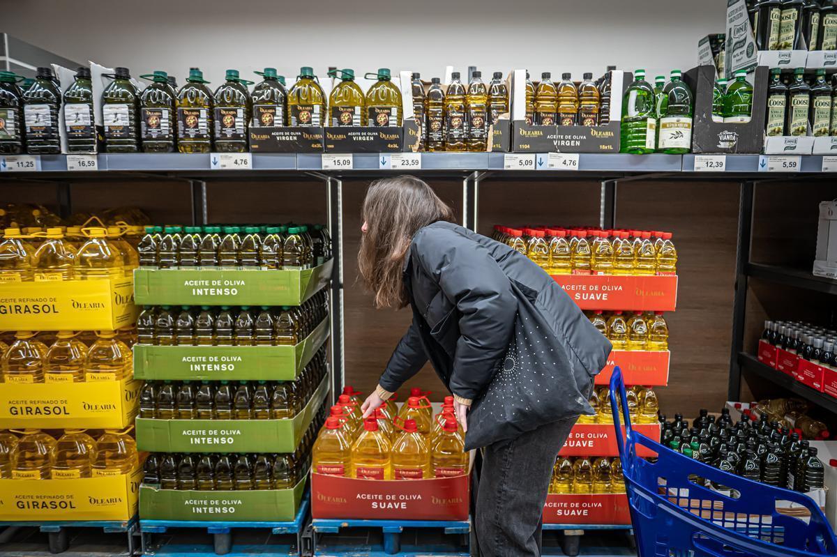 El aceite de oliva virgen extra se dispara un 89,4% y roza los 7 euros por litro