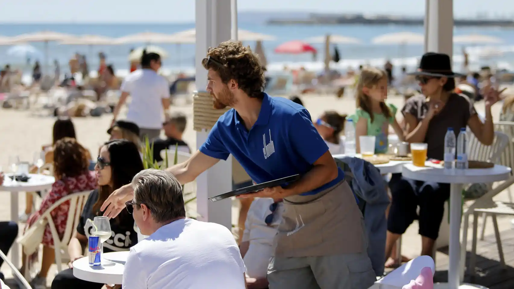 La hostelería prevé un verano de récord en facturación y empleo, pero con moderación en el consumo