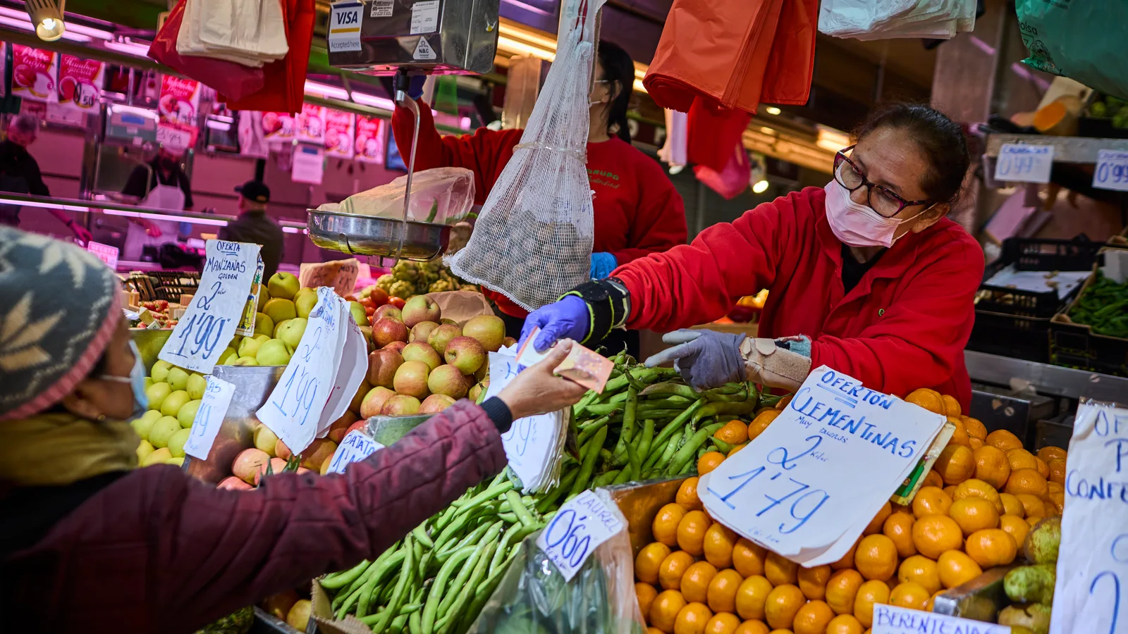 La cesta de la compra básica cuesta casi un 11% más pero se compra un 3% menos