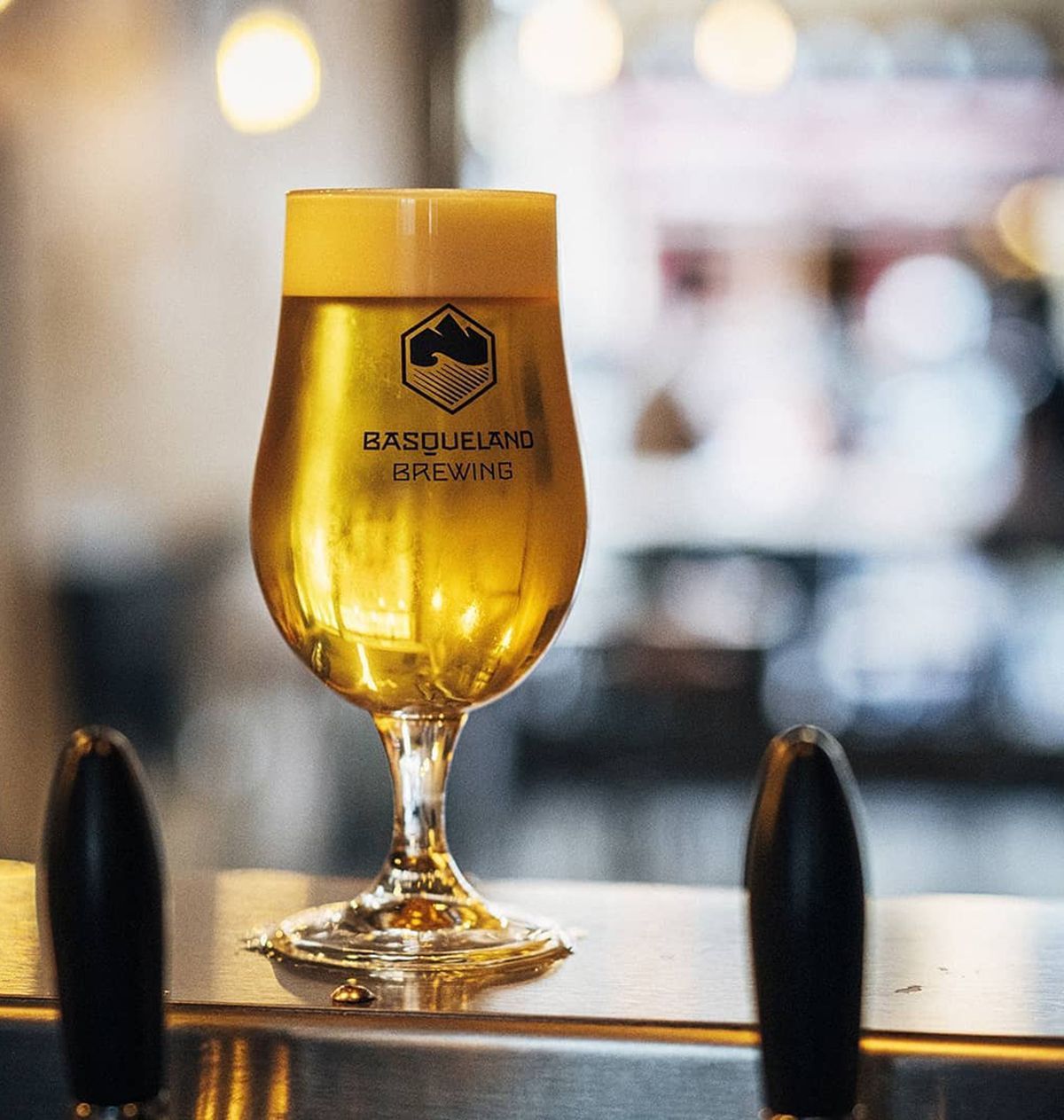 La historia de Basqueland, cerveza hecha por americanos en el País Vasco que marida con la alta cocina