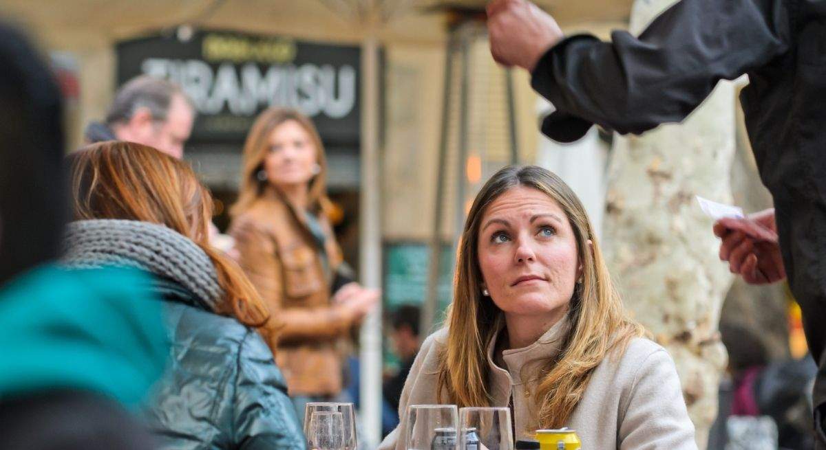 La hostelería aplica nuevas reglas en verano: las terrazas ‘cronometradas’ o el fin de la mesa para uno