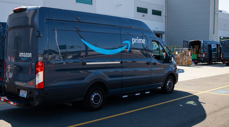 La CNMC recurre la ‘tasa Amazon’ aprobada en Barcelona