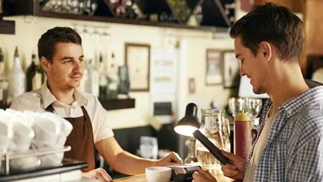 La restauración frena los precios en julio y duplica las promociones