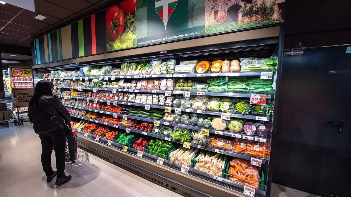 La mitad de los alimentos a los que se bajó el IVA ha subido de precio, según Facua