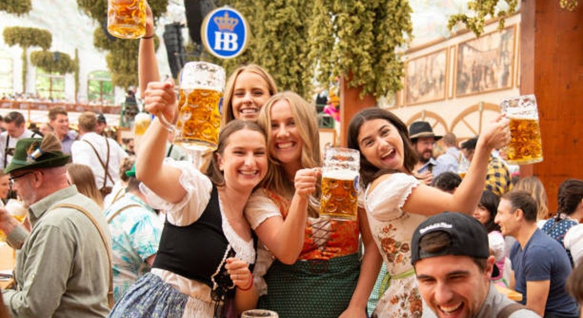 En el Oktoberfest hay que ‘comprar’ las cervezas de Heineken y AB-InBev 