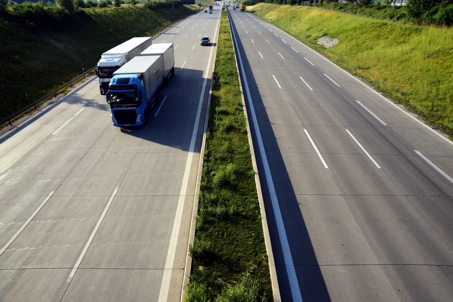 Las ayudas por combustible a los transportistas en España se reducen un 50% desde octubre