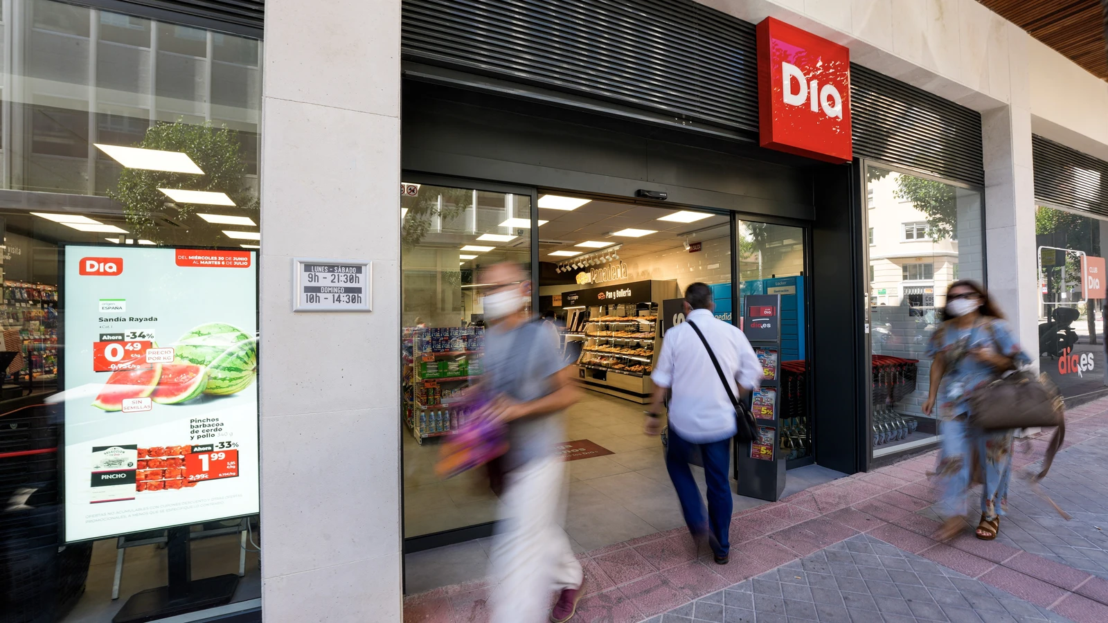 Dia contraataca tras tres años de dura reestructuración