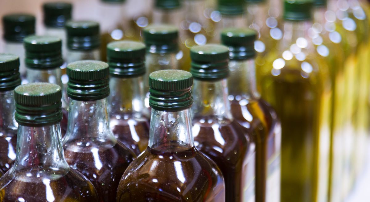 Finaliza la campaña con un 13% menos de aceite de oliva en el mercado