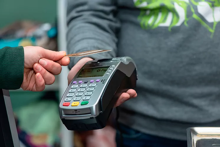 Redsys, Bizum, tarjeta o efectivo: la verdadera batalla por el dinero está en los pagos
