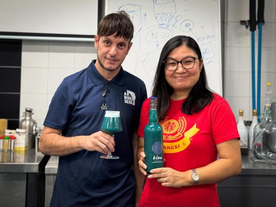 Azul y muy gastronómica: así es la cerveza más peculiar que se elabora en Barcelona