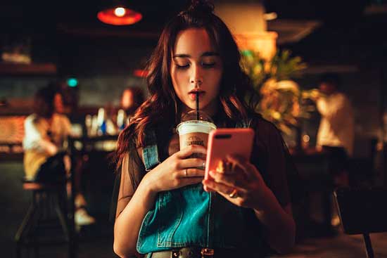 El consumo de bebidas en bares y restaurantes cae en 2023 por primera vez desde la pandemia por los precios