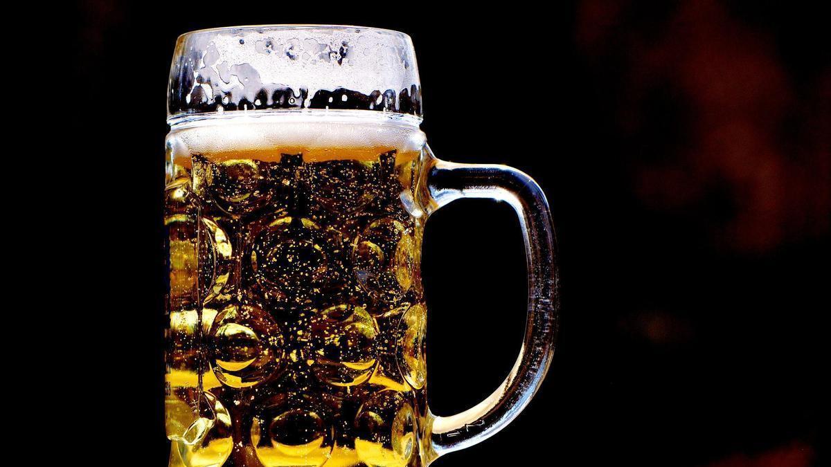 La nueva cerveza española que arrasa en Carrefour a un precio muy barato