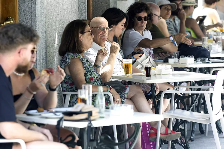 La España de los bares pospandemia se resiste a plegarse a la escalada de los precios: «Hoy salgo, mañana no sé si podré»