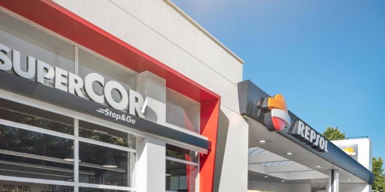 La CNMC autoriza a Carrefour la compra de 47 supermercados Supercor a El Corte Inglés