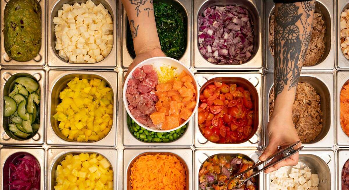 Pokés, pizzas y «burgers» compiten ya en las oficinas con el menú del día