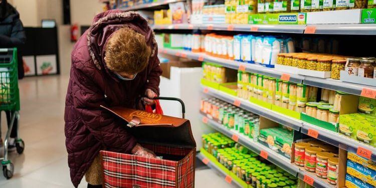 El 53% de los precios de los alimentos con el IVA rebajado han subido con respecto a enero, según Facua