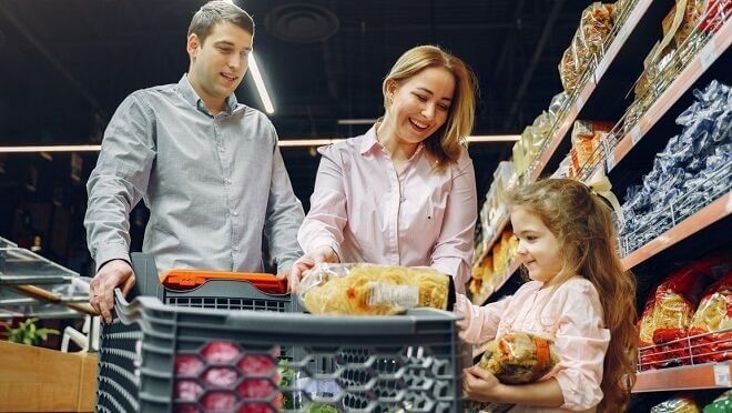 El Gobierno crea tarjetas monedero para el supermercado dirigidas a familias vulnerables