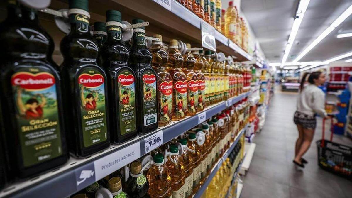 El año del aceite en una cesta de la compra por las nubes