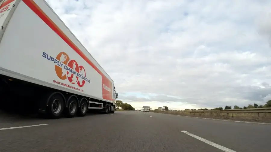 El transporte de mercancías por carretera descendió un 6,5% en España en el último trimestre de 2023