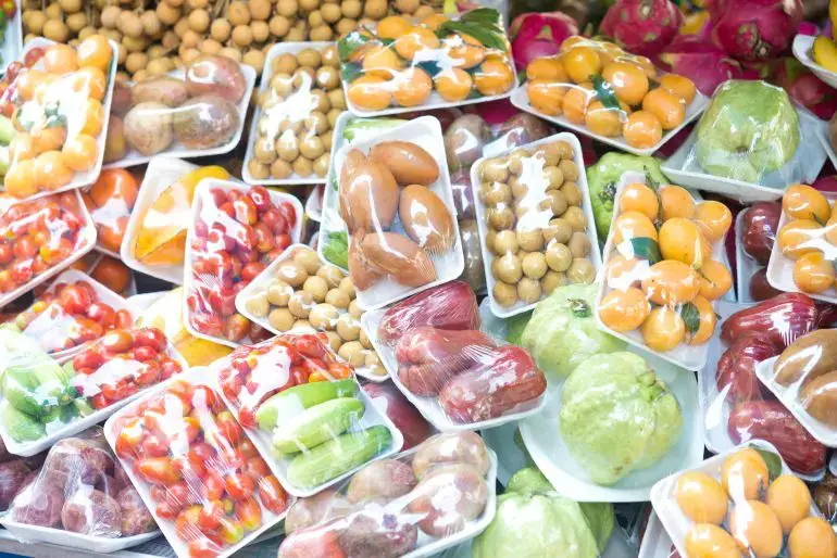 El ‘impuesto al plástico’ condena a los consumidores de supermercados como Lidl a pagar más por los productos