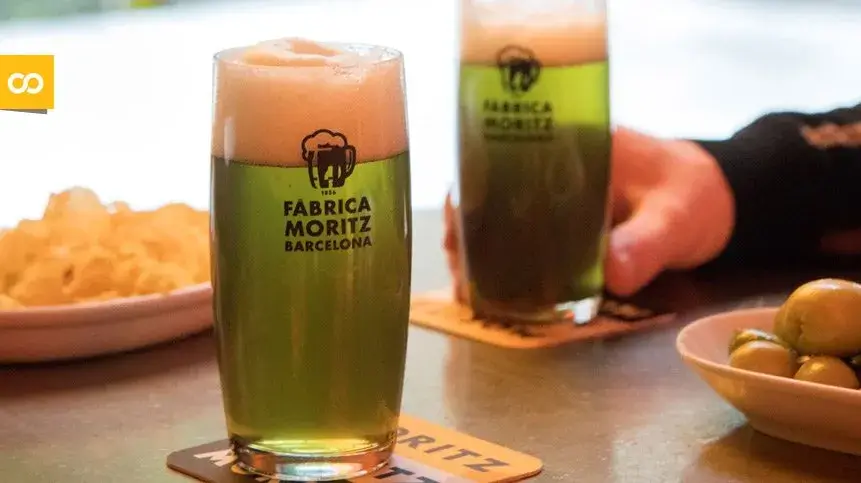 Moritz lanza una cerveza de color verde por St. Patrick’s Day
