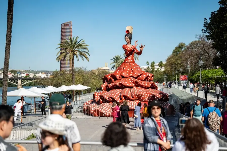 Cruzcampo da la bienvenida a la Feria de Sevilla con una gran muñeca gitana