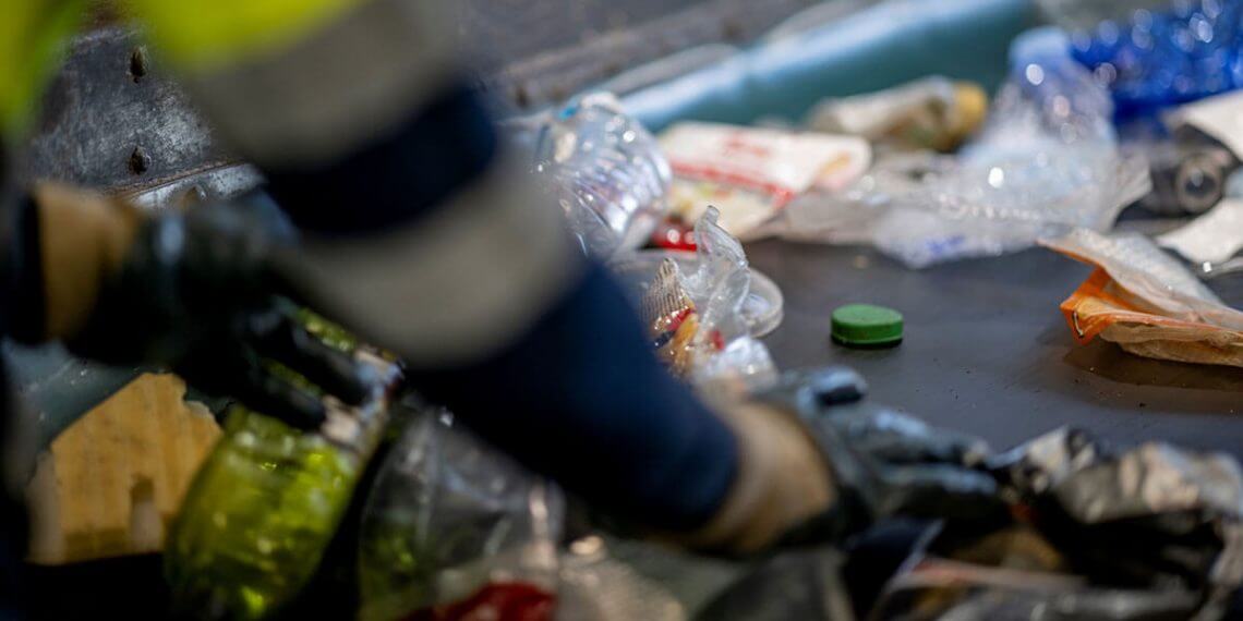El reciclaje de envases domésticos de plástico, metal, brik, papel y cartón creció un 3,5% en 2023