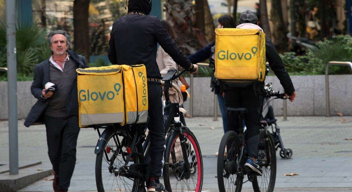 Delivery Hero rebaja el valor de Glovo en 508 millones en plena oleada de multas y se hunde en pérdidas