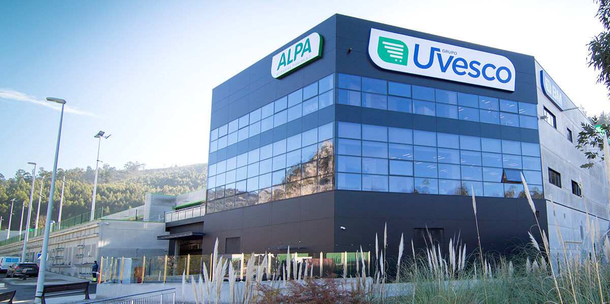 Grupo Uvesco ya ha notificado a la CNMC la compra de 31 supermercados Hiber