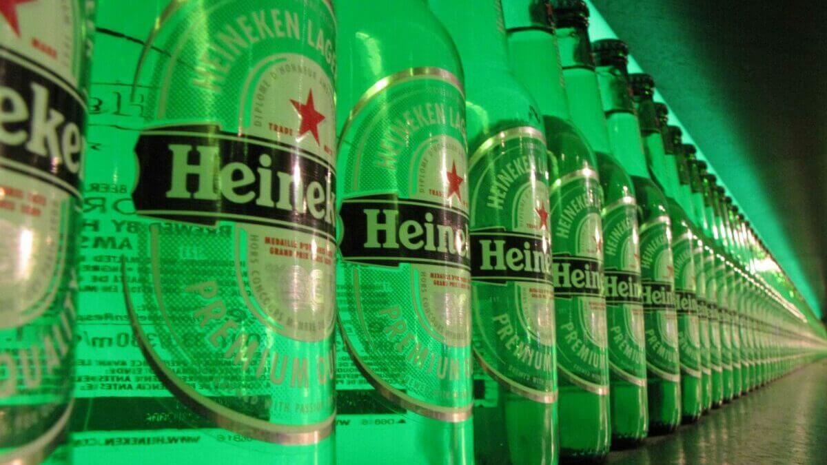 «Reinventarse o morir»: Heineken y Mahou se lanzan a iniciativas ecologistas para ‘sobrevivir’ en sequía