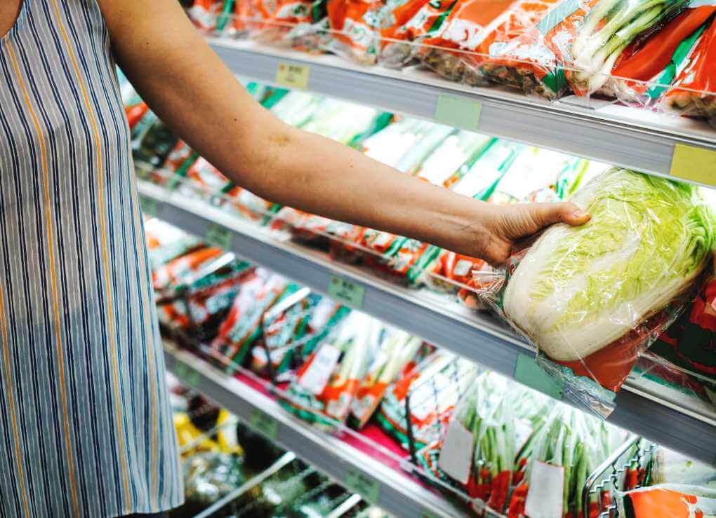 El Parlamento Europeo aprueba retirar los envases de plástico en frutas y verduras para el 2030