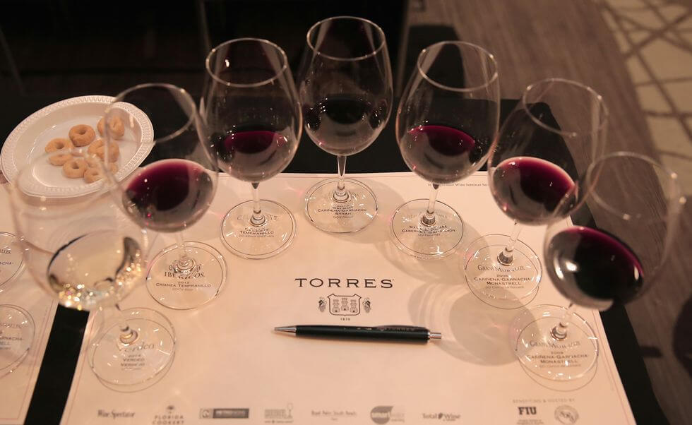 La marca de vino más admirada del mundo es española y su tinto estrella cuesta poco más de 30 euros: «El vino robado por los ángeles que tienes que probar»
