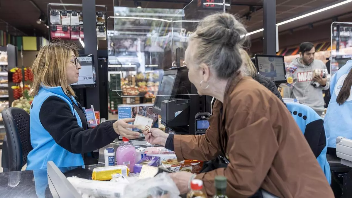 Caprabo insiste en su estrategia de precios con una propuesta de cesta de la compra simbólica por menos de 70 euros