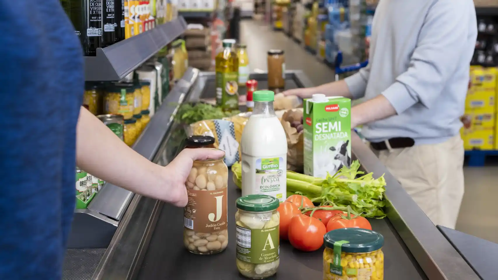 La tarjeta monedero para vulnerables se podrá usar en cadenas de supermercados como Carrefour y Alcampo