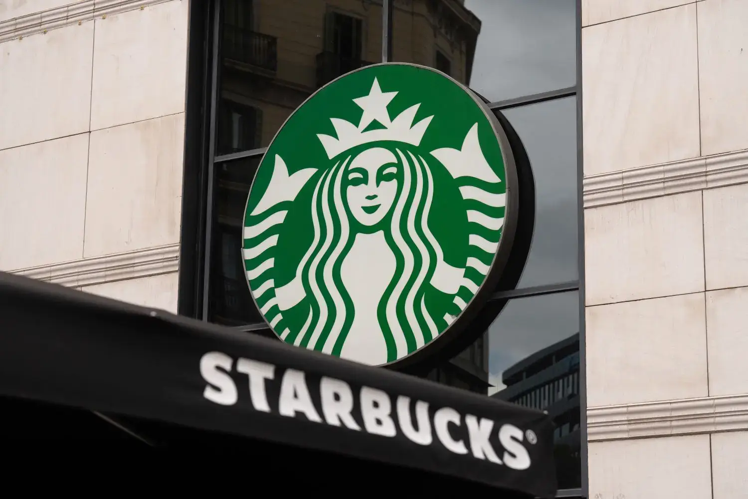 Las malas ventas de Starbucks lanzan una alerta al resto de cadenas por los altos precios