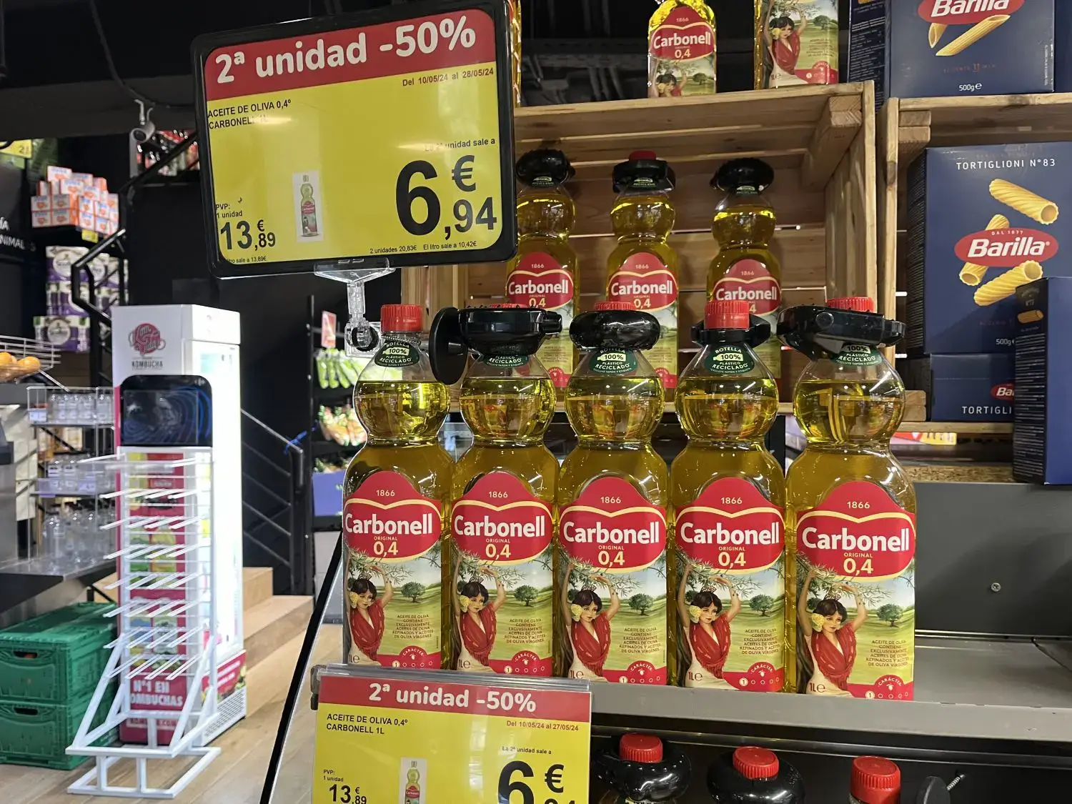 El Corte Inglés y Carrefour luchan por vender el aceite Carbonell más barato