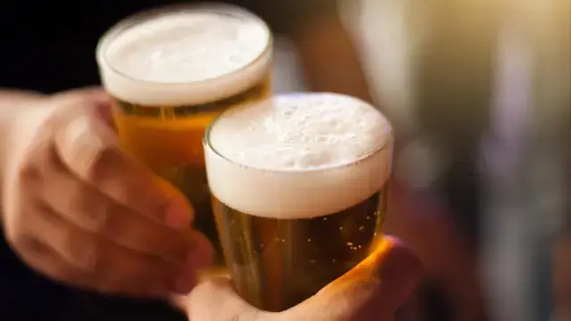 Mahou roja y verde: descubre las diferencias clave entre estas dos cervezas