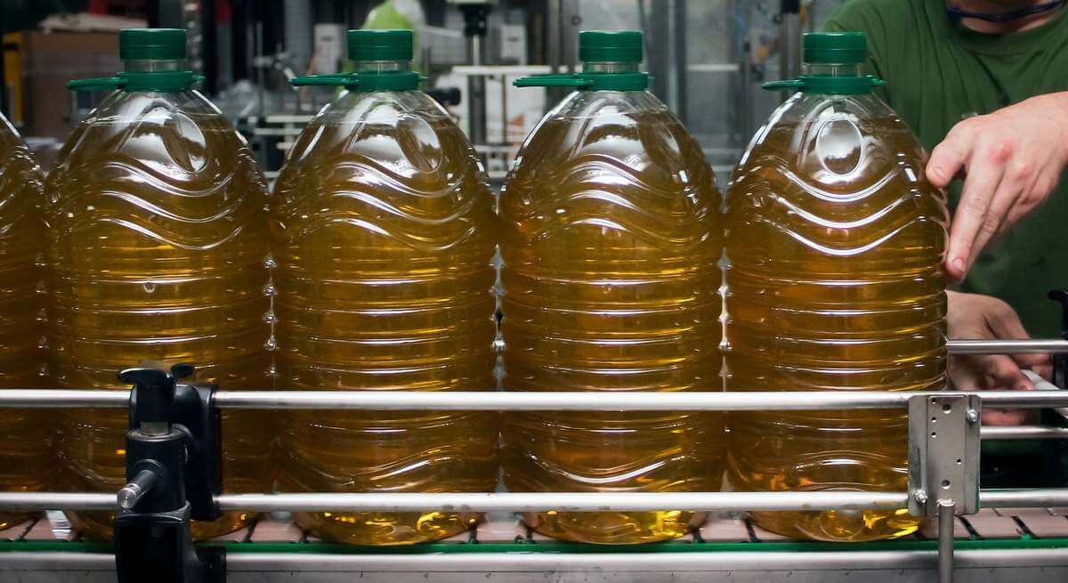 El precio del aceite de oliva sube otra vez en el campo y las ventas se hunden un 17,5%