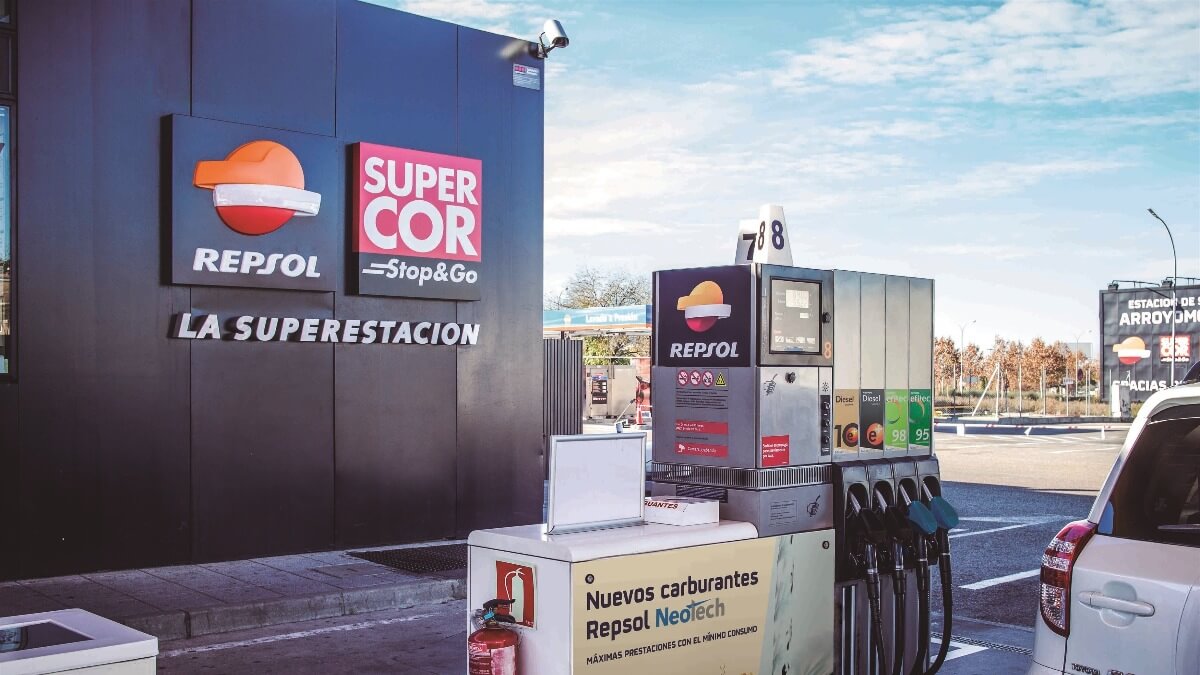 El Corte Inglés vende a Repsol el 45% de su negocio conjunto de tiendas en gasolineras