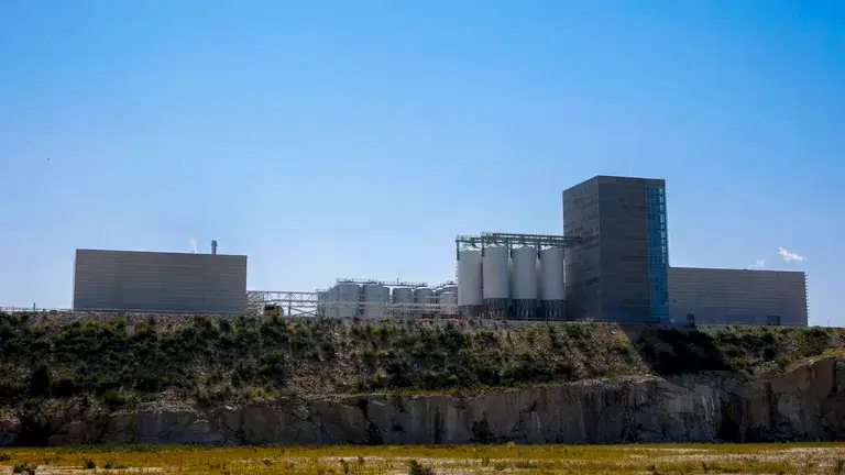 Estrella Galicia enciende las máquinas de la nueva fábrica de Morás, que ya está en pruebas