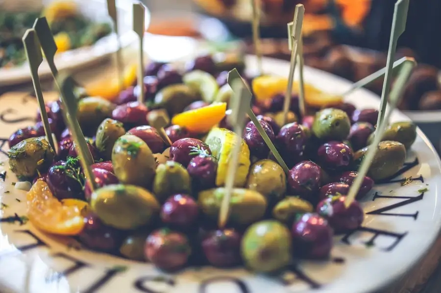 Los españoles compran menos aceitunas en 2023, pero gastan más: el precio medio sube a 4 euros/kg