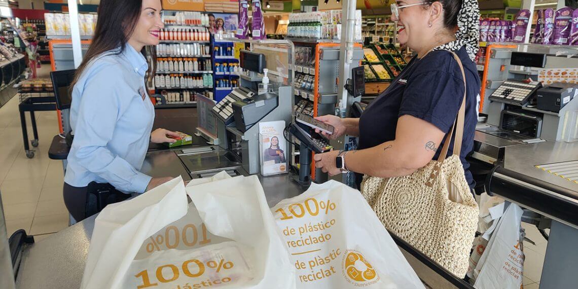 Consum ya cuenta con bolsas de plástico 100% reciclado en todos sus supermercados